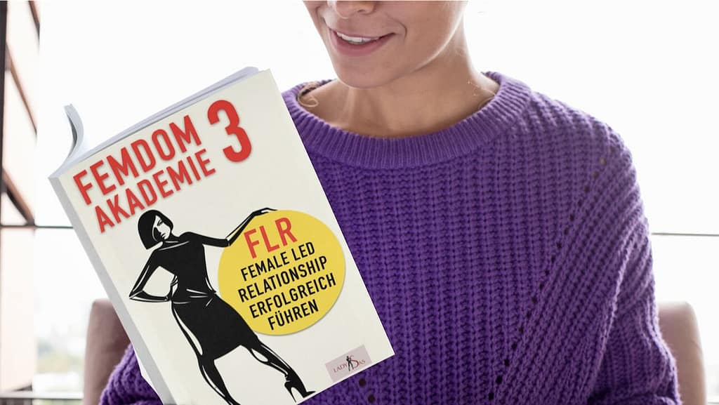 Eine Frau liest das Buch Femdom Akademie 3, FLR, Female Led Relationship.