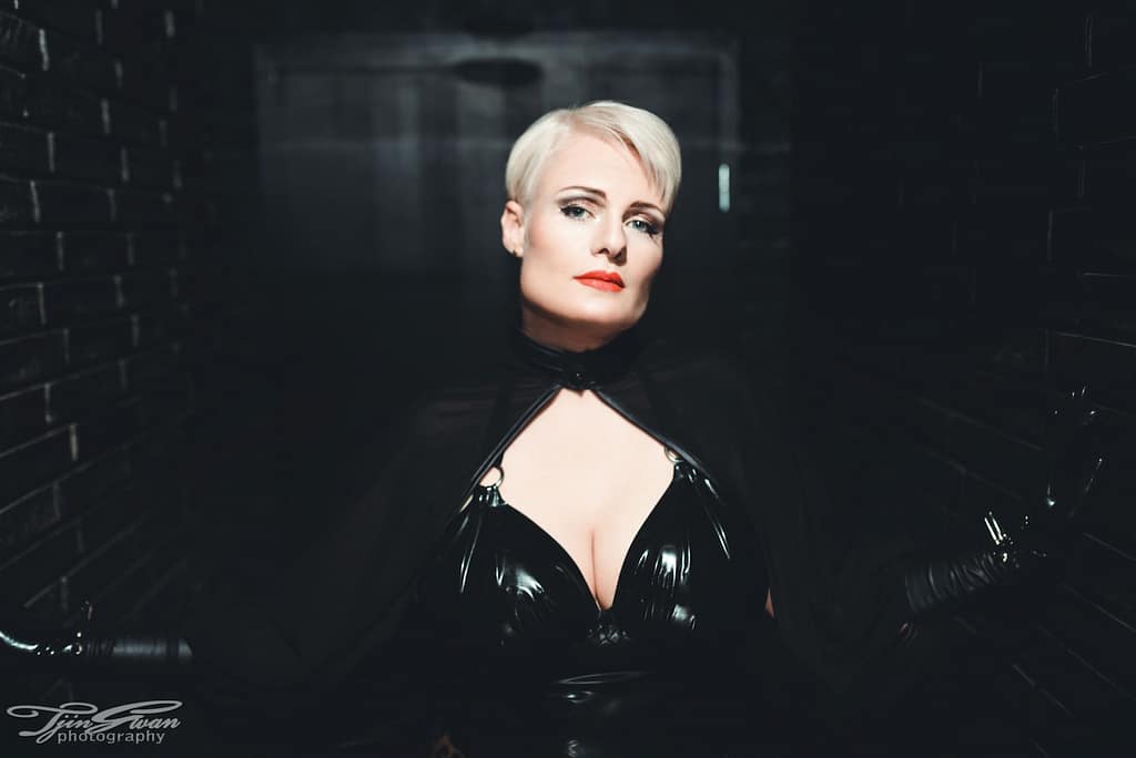 Domina in Hannover: Madame Charlotte, Portraitfoto als Domina.