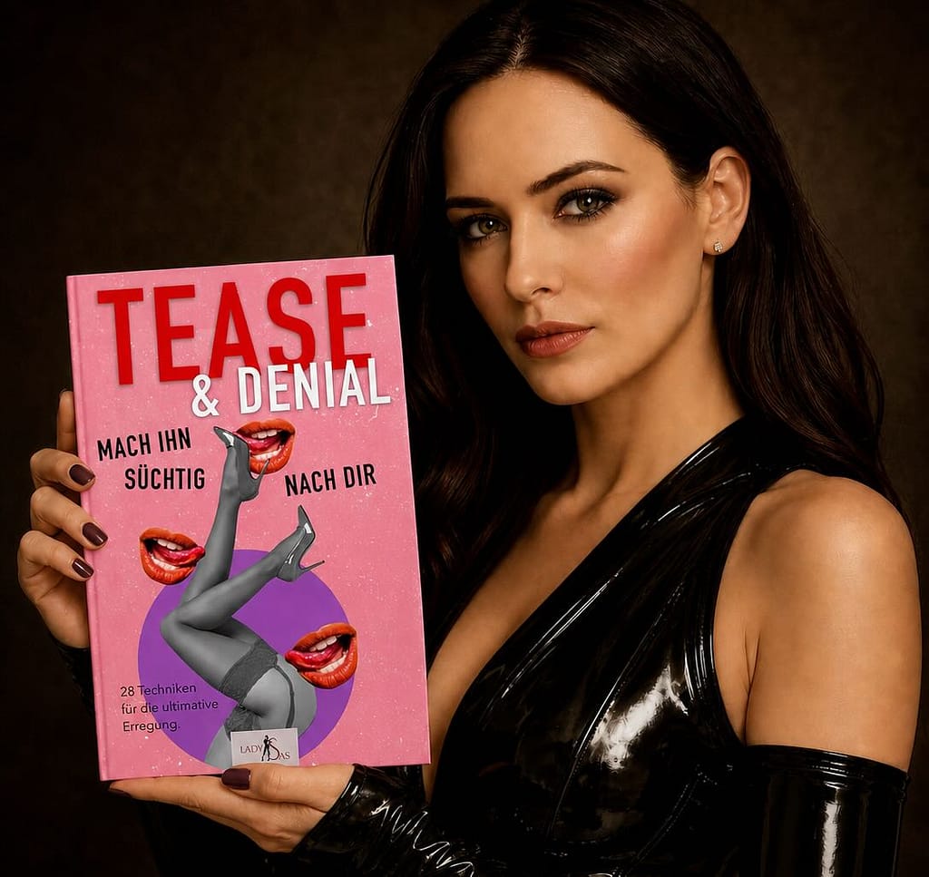 Lady Victoria hält ihr Buch "Tease & Denial"