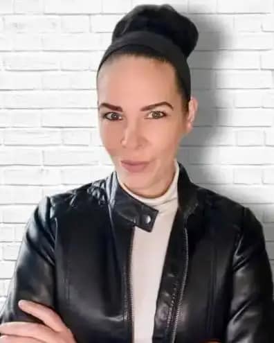 BlackNightLady, private Femdom in schwarzer Lederjacke