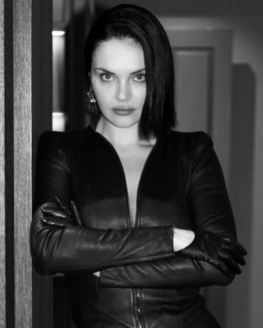 Mistress Deva Venera in Paris wearing a black leather outfit and gloves