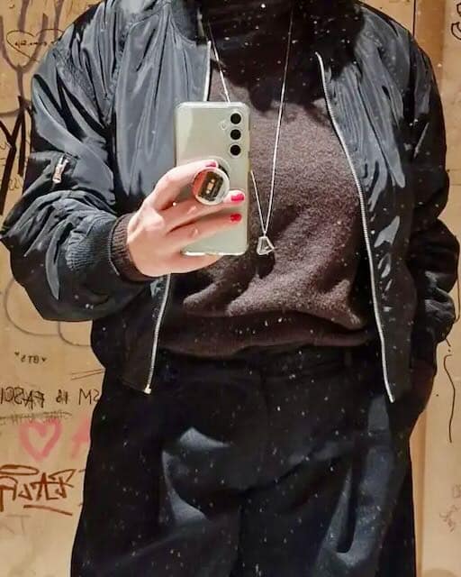 Private Femdom K in schwarzem Outfit bei einem Spiegelselfie