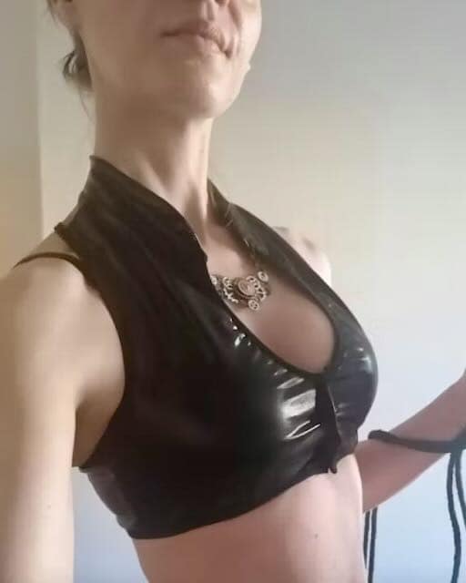 Private Femdom Adalya aus Berlin in schwarzem Lederoutfit mit Flogger
