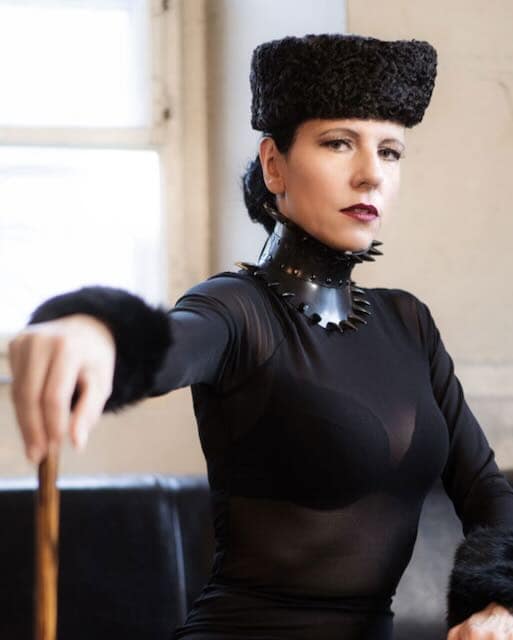 Dshuna Divine, Domina in der Schweiz