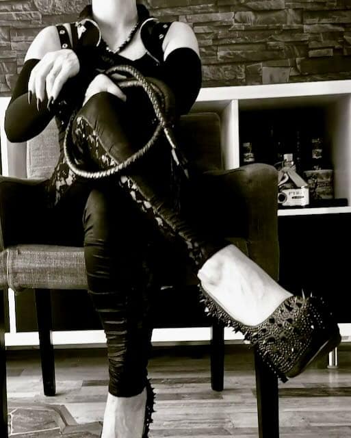 Goddess Helia von Roykamon mit Bullwhip in schwarzem Femdom-Outfit