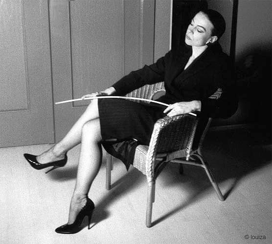 Domina Louiza, Berlin, mit Rohrstock.