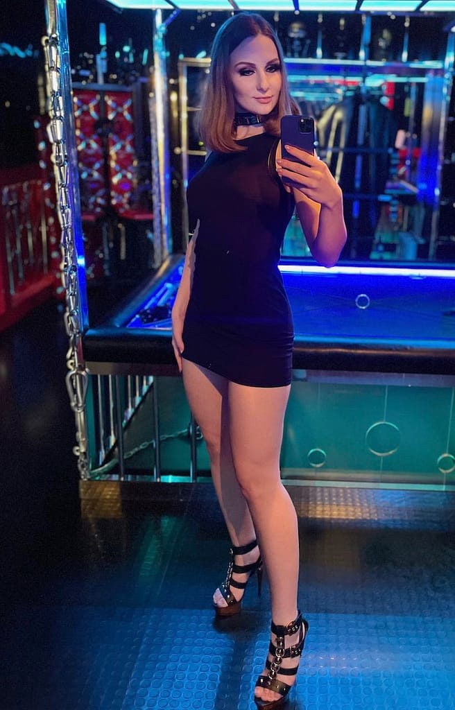 Selfie: Mistress Honey Punch, Domina aus Leipzig, in ihrem SM-Studio.
