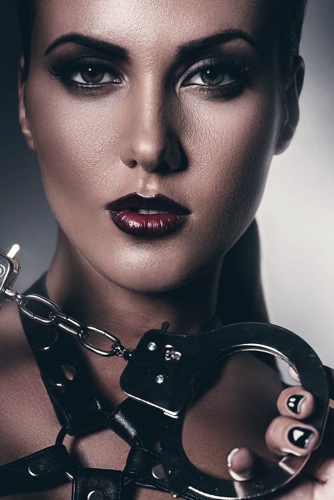 Domina Ausbildung und Kurs: Portrait einer Herrin mit Handschellen.