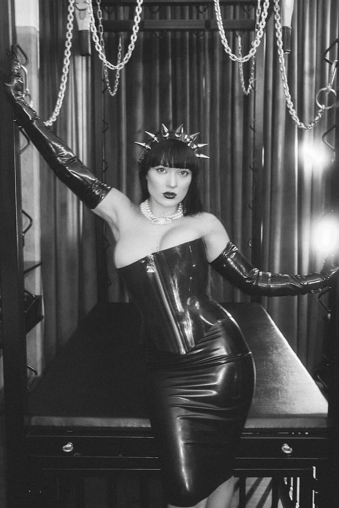 Domina in München: Mistress Felina auf Lady-Sas.com.