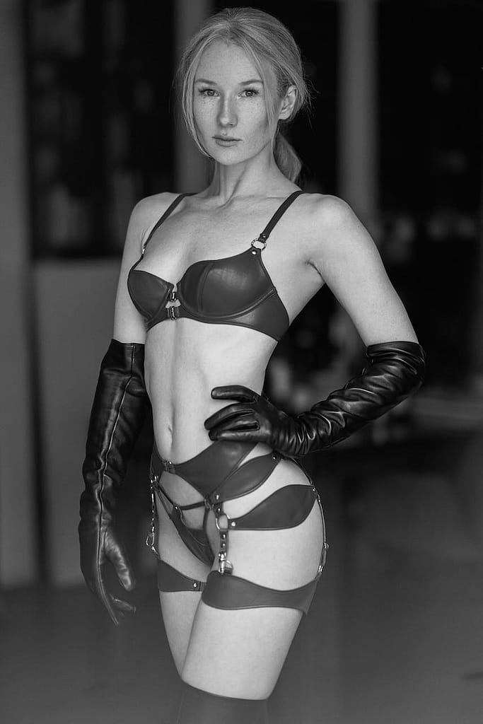 Virginia Nox, Model & Domina