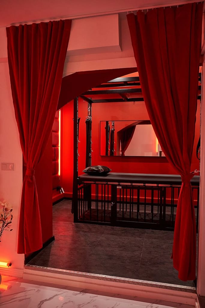 Fetish Suite Berlin: Blick in den Roten Tempel der Inspiration