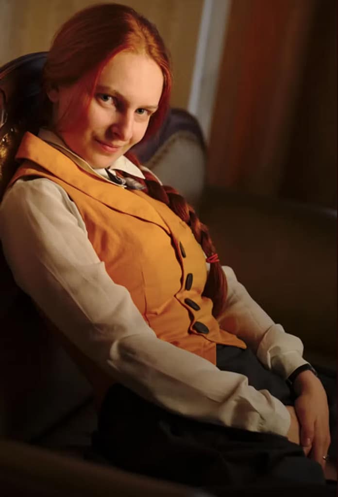 Submissive Traumtänzerin Tara from Berlin sitting in an armchair