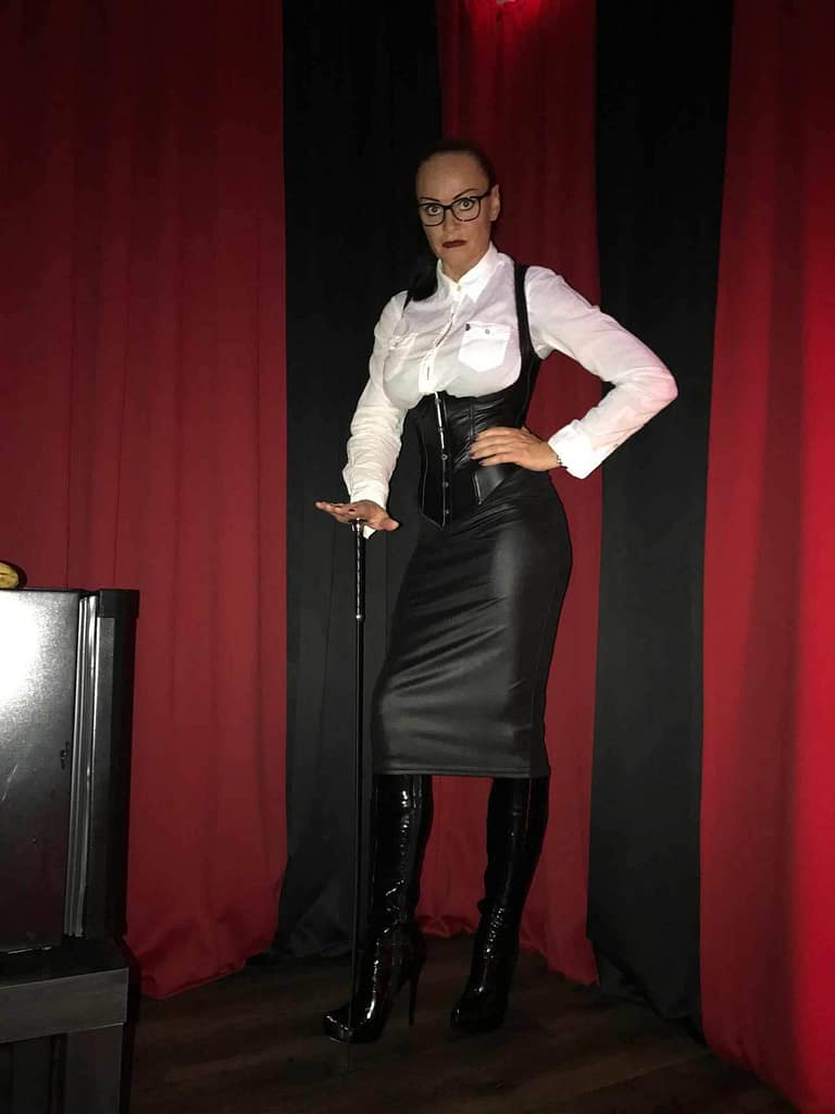 Domina Liane aus Esslingen im strengen, hochgeschlossenen Domina-Outfit.