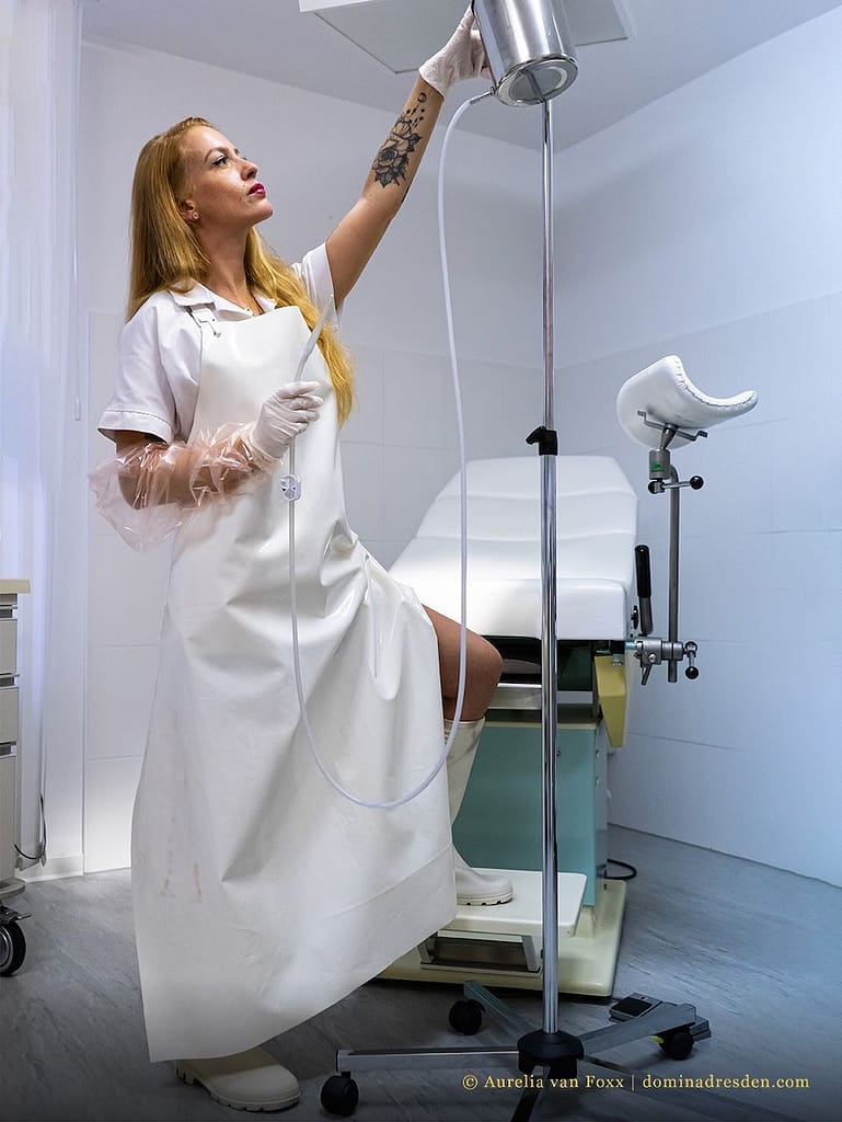 Aurelia van Foxx als dominante Bizarrärztin in ihrer Bizarr-Klinik in Dresden.