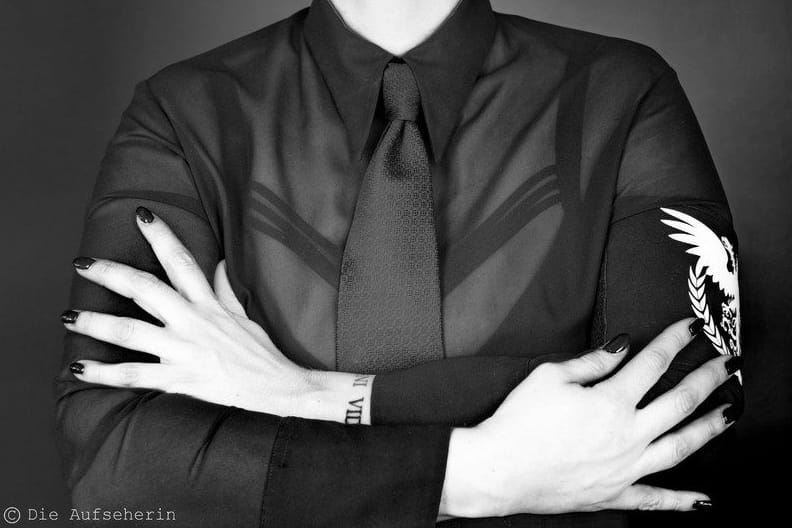 Frau Aufseherin herrscht im Zuchthaus über Gefangene. Interview auf Lady-Sas.com.