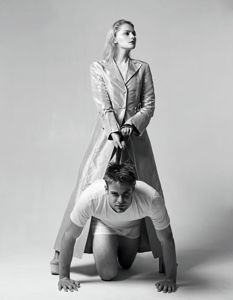 Das Foto zeigt eine Herrin Sklave Dynamik. 