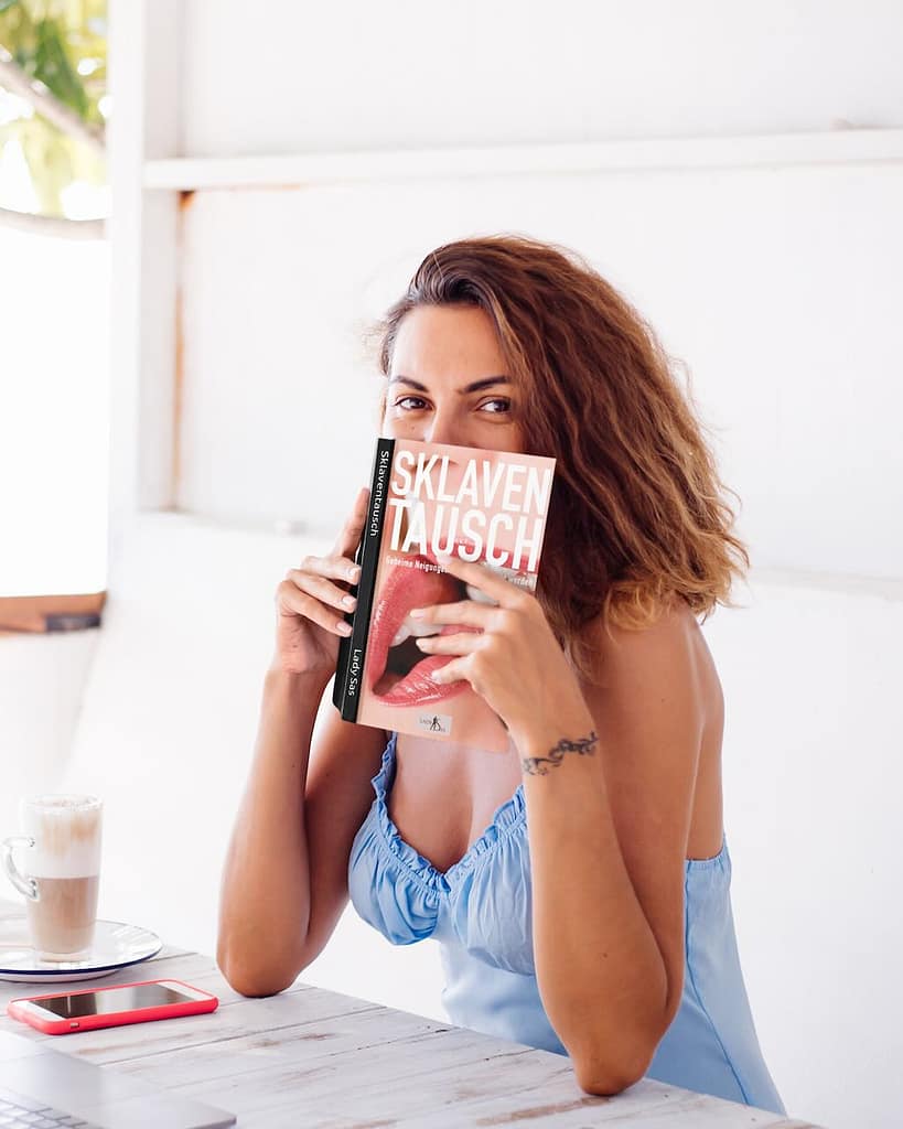 Leserin liest das Buch "Sklaventausch"