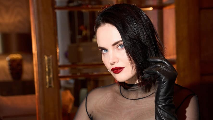 Mistress Deva Verena, Portrait