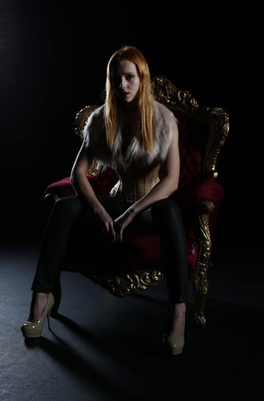 Domina und Fetischlady in Düsseldorf: Miss Chloe Savage im Interview auf Lady-Sas.com.