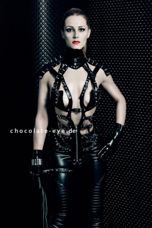 Domina und Fetischlady in Düsseldorf: Miss Chloe Savage als Fetisch-Model im Domina-Outfit.