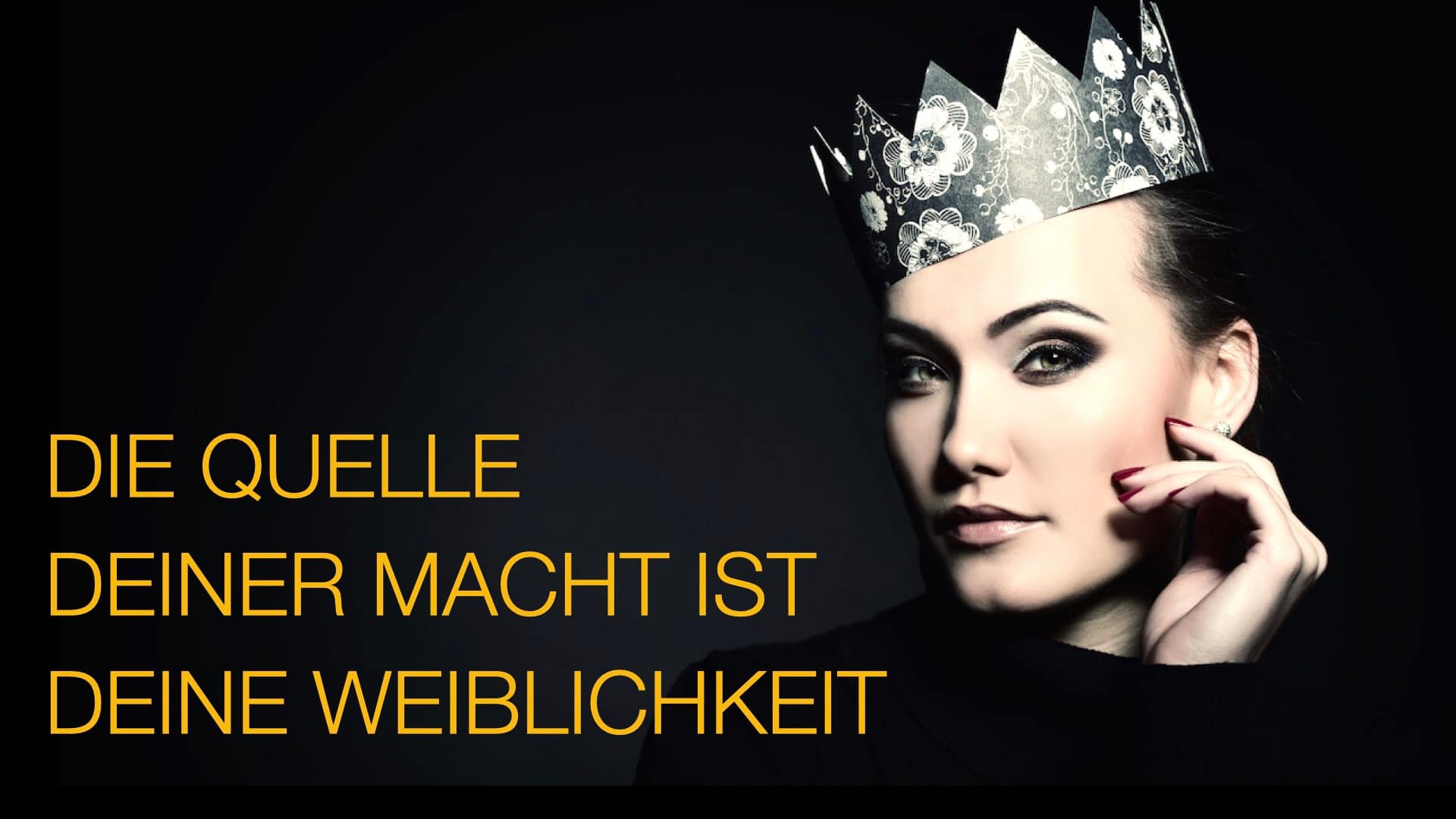 Eine Frau trägt eine Krone, sie führt eine FLR.