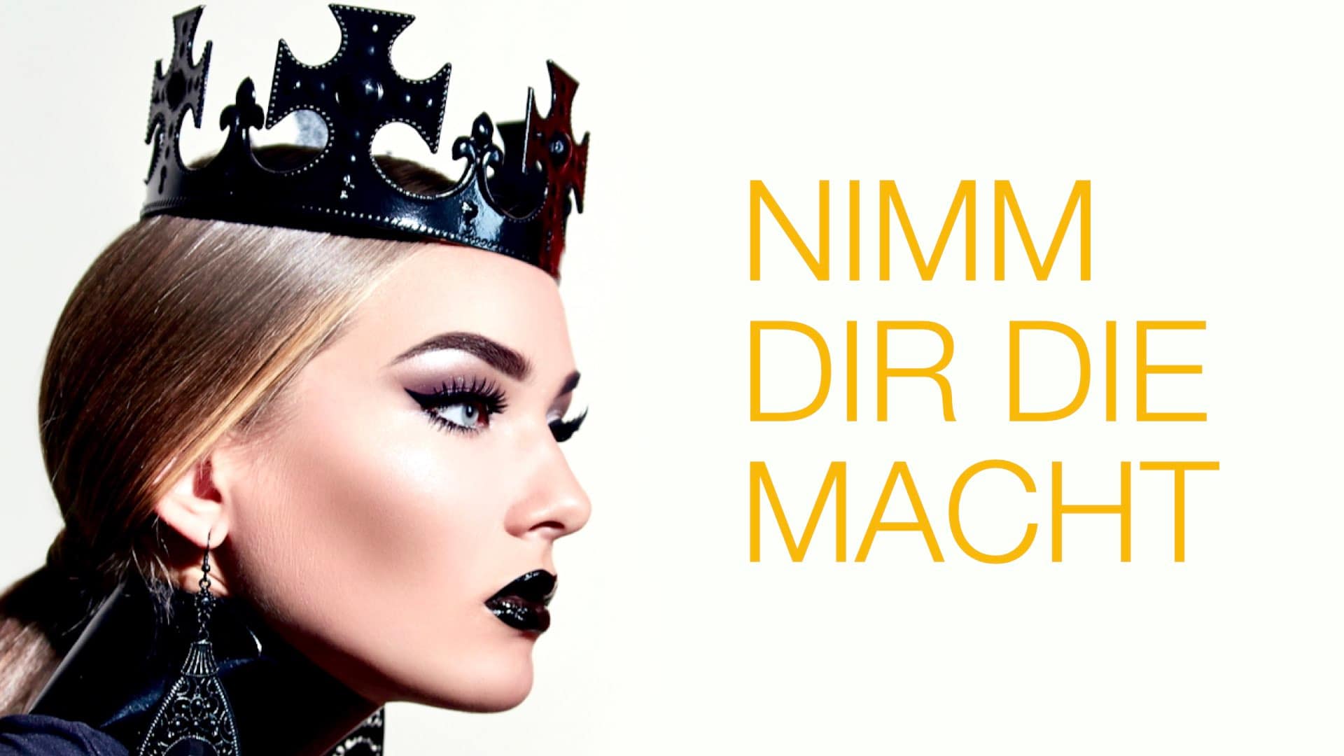 Eine Frau im Portrait, sie trägt eine Krone. Sie ist die Königin ihres Mannes und führt die FLR.