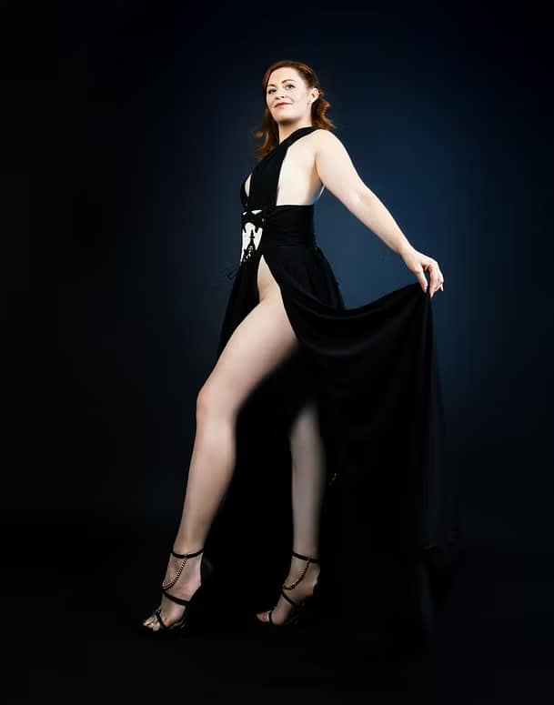 Domina Inanna Justice, Paris, Frankreich, als Ganzkörperfoto im Kleid.