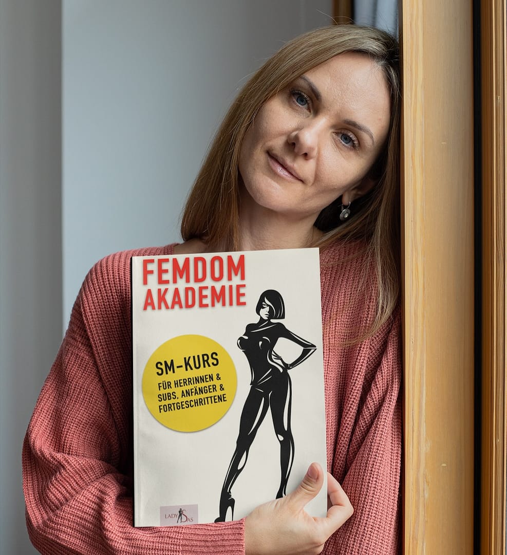 Femdom Akademie 1, Ratgeber: Eine Frau hält das Buch.