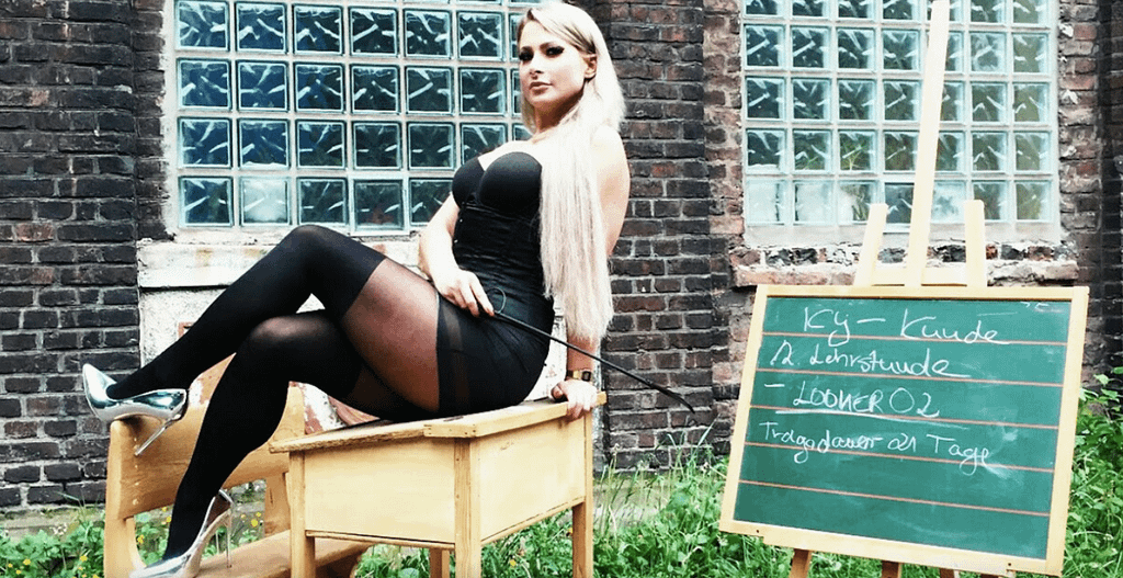 Domina Cara von Teese