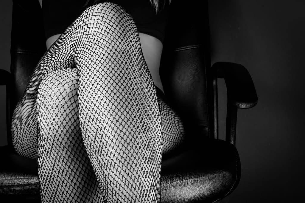 Attraktive Femdom im Herrinnen-Outfit.